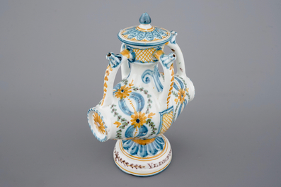 Un ensemble de 3 pichets trompeurs en forme de tonneau, Talavera, Espagne, ca. 1820